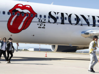 Llegada de los Rolling a Madrid, en su avion personalizado